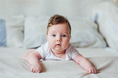 Tummy Time Nasıl Yapılır: Bebek Gelişimi İçin Önemi