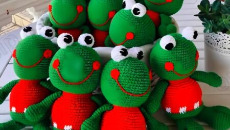 Free Christmas Frog Crochet pattern