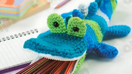 Free knitted crocodile pencil case pattern